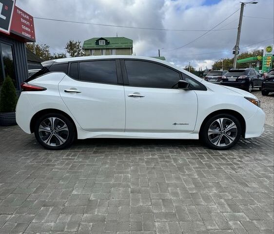 Білий Ніссан Ліф, об'ємом двигуна 0 л та пробігом 75 тис. км за 15700 $, фото 2 на Automoto.ua