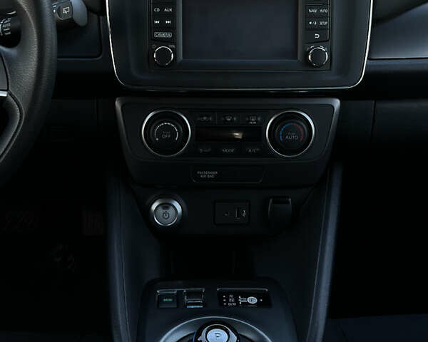 Белый Ниссан Лиф, объемом двигателя 0 л и пробегом 35 тыс. км за 12700 $, фото 44 на Automoto.ua