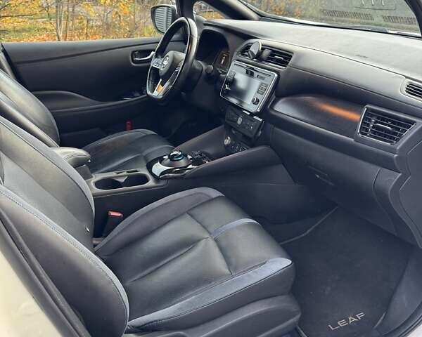 Белый Ниссан Лиф, объемом двигателя 0 л и пробегом 123 тыс. км за 15300 $, фото 8 на Automoto.ua