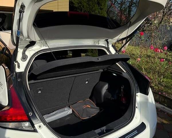 Білий Ніссан Ліф, об'ємом двигуна 0 л та пробігом 118 тис. км за 15000 $, фото 30 на Automoto.ua