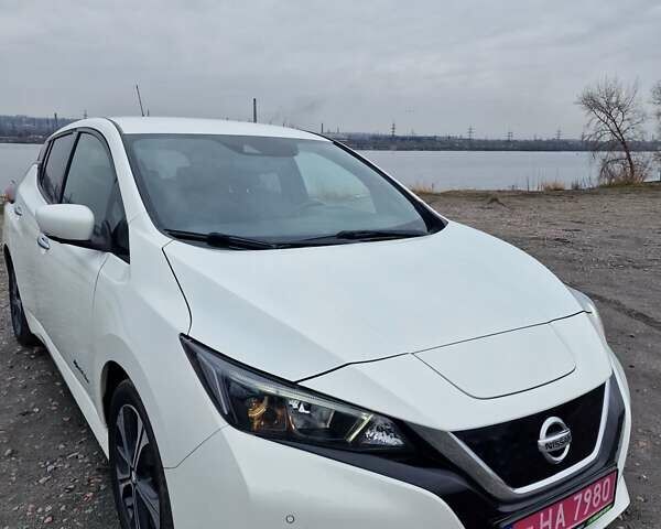 Белый Ниссан Лиф, объемом двигателя 0 л и пробегом 133 тыс. км за 11998 $, фото 3 на Automoto.ua