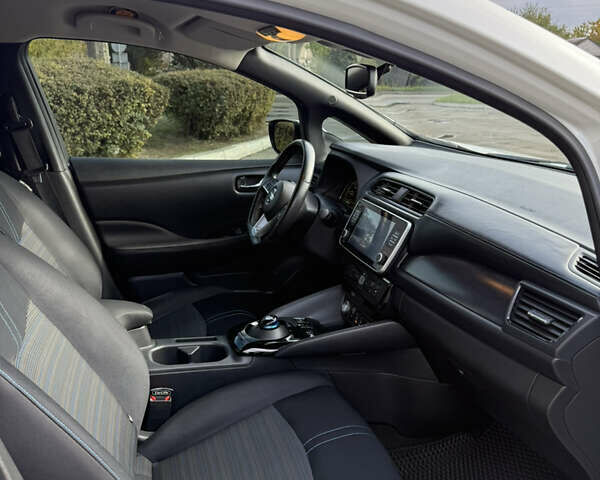 Белый Ниссан Лиф, объемом двигателя 0 л и пробегом 149 тыс. км за 15500 $, фото 19 на Automoto.ua