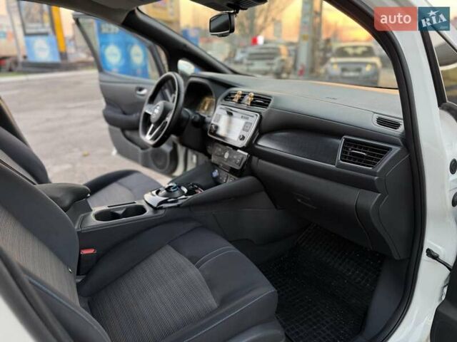 Белый Ниссан Лиф, объемом двигателя 0 л и пробегом 124 тыс. км за 11600 $, фото 24 на Automoto.ua