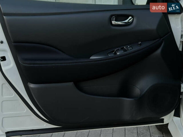 Белый Ниссан Лиф, объемом двигателя 0 л и пробегом 35 тыс. км за 12700 $, фото 31 на Automoto.ua