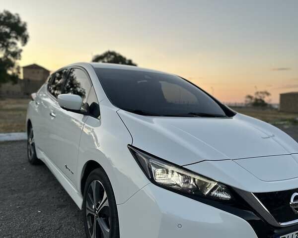 Білий Ніссан Ліф, об'ємом двигуна 0 л та пробігом 83 тис. км за 14000 $, фото 1 на Automoto.ua