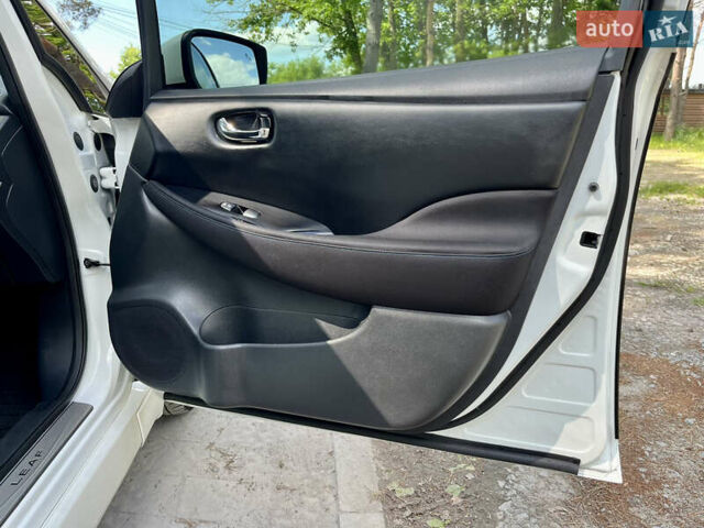 Білий Ніссан Ліф, об'ємом двигуна 0 л та пробігом 22 тис. км за 15000 $, фото 31 на Automoto.ua