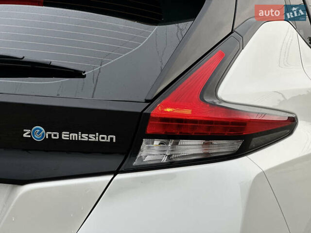 Белый Ниссан Лиф, объемом двигателя 0 л и пробегом 35 тыс. км за 12700 $, фото 22 на Automoto.ua