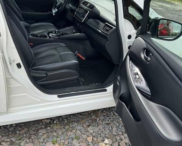 Белый Ниссан Лиф, объемом двигателя 0 л и пробегом 113 тыс. км за 14800 $, фото 23 на Automoto.ua