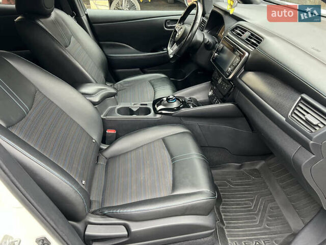 Белый Ниссан Лиф, объемом двигателя 0 л и пробегом 133 тыс. км за 12250 $, фото 26 на Automoto.ua