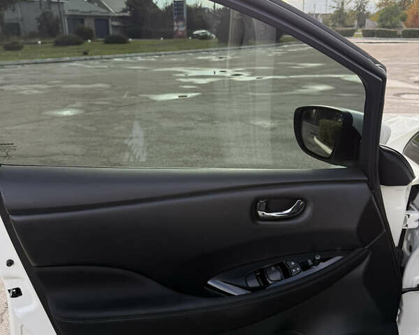 Белый Ниссан Лиф, объемом двигателя 0 л и пробегом 149 тыс. км за 15500 $, фото 21 на Automoto.ua