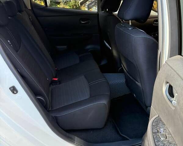 Білий Ніссан Ліф, об'ємом двигуна 0 л та пробігом 118 тис. км за 15000 $, фото 29 на Automoto.ua