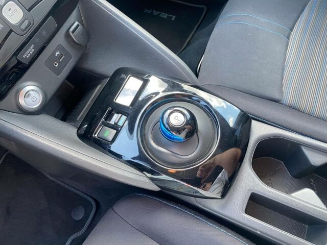 Белый Ниссан Лиф, объемом двигателя 40 л и пробегом 49 тыс. км за 14950 $, фото 16 на Automoto.ua