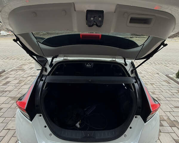 Білий Ніссан Ліф, об'ємом двигуна 0 л та пробігом 105 тис. км за 15100 $, фото 29 на Automoto.ua