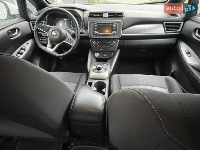 Белый Ниссан Лиф, объемом двигателя 0 л и пробегом 122 тыс. км за 11700 $, фото 7 на Automoto.ua