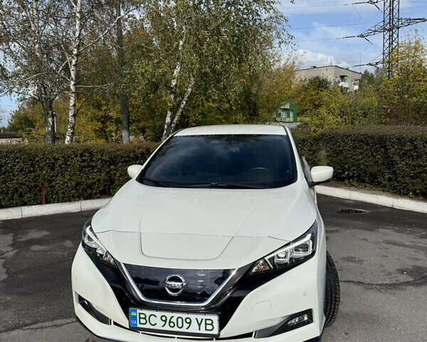 Белый Ниссан Лиф, объемом двигателя 0 л и пробегом 149 тыс. км за 15500 $, фото 4 на Automoto.ua