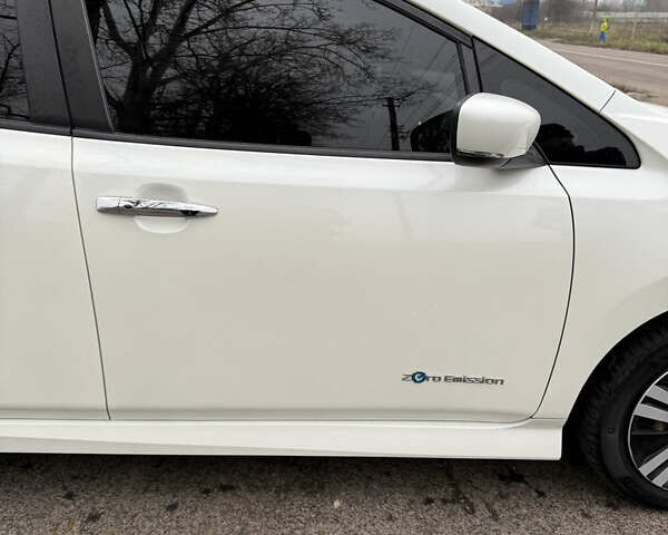 Белый Ниссан Лиф, объемом двигателя 0 л и пробегом 58 тыс. км за 13500 $, фото 9 на Automoto.ua