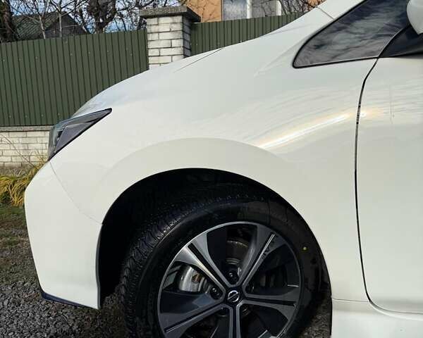 Білий Ніссан Ліф, об'ємом двигуна 0 л та пробігом 118 тис. км за 15000 $, фото 2 на Automoto.ua