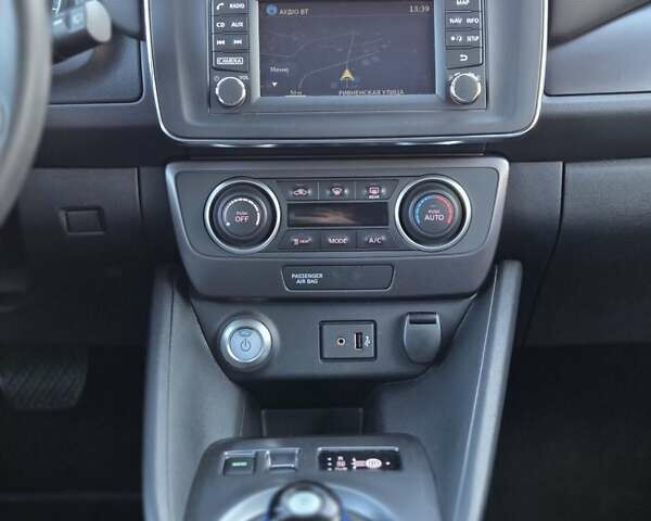 Білий Ніссан Ліф, об'ємом двигуна 0 л та пробігом 15 тис. км за 13400 $, фото 24 на Automoto.ua