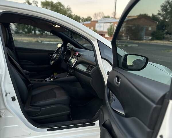 Білий Ніссан Ліф, об'ємом двигуна 0 л та пробігом 83 тис. км за 14000 $, фото 7 на Automoto.ua