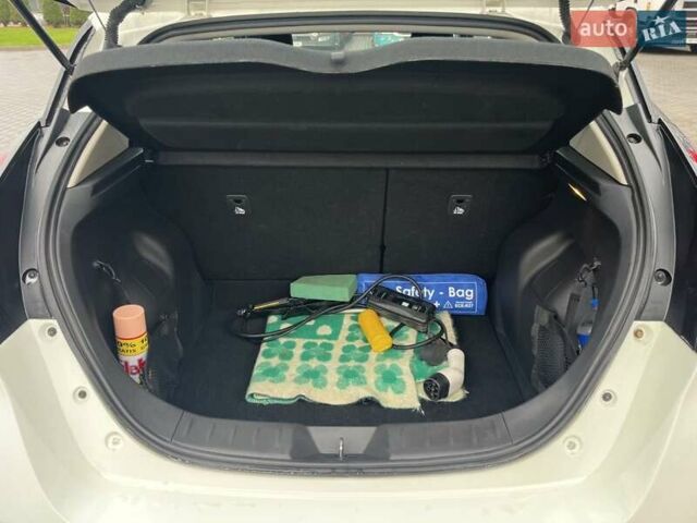 Белый Ниссан Лиф, объемом двигателя 0 л и пробегом 108 тыс. км за 11200 $, фото 13 на Automoto.ua