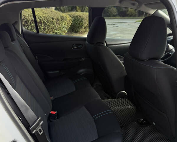 Белый Ниссан Лиф, объемом двигателя 0 л и пробегом 149 тыс. км за 15500 $, фото 14 на Automoto.ua