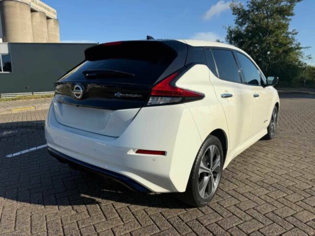 Белый Ниссан Лиф, объемом двигателя 0 л и пробегом 34 тыс. км за 8000 $, фото 5 на Automoto.ua