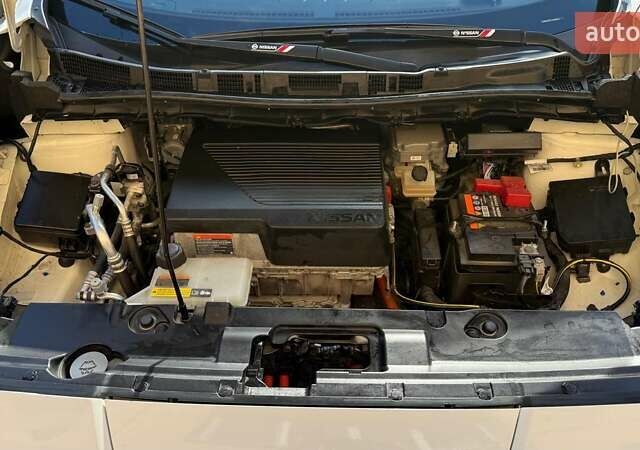 Білий Ніссан Ліф, об'ємом двигуна 0 л та пробігом 118 тис. км за 15000 $, фото 13 на Automoto.ua