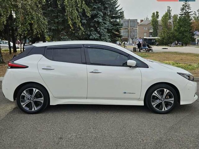 Белый Ниссан Лиф, объемом двигателя 0 л и пробегом 51 тыс. км за 14150 $, фото 1 на Automoto.ua