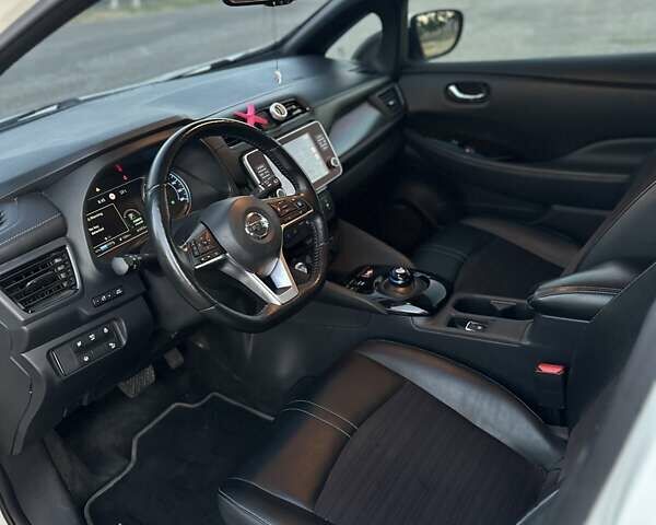 Білий Ніссан Ліф, об'ємом двигуна 0 л та пробігом 83 тис. км за 14000 $, фото 5 на Automoto.ua