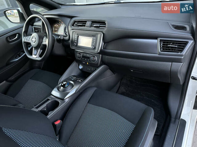 Белый Ниссан Лиф, объемом двигателя 0 л и пробегом 35 тыс. км за 12700 $, фото 51 на Automoto.ua