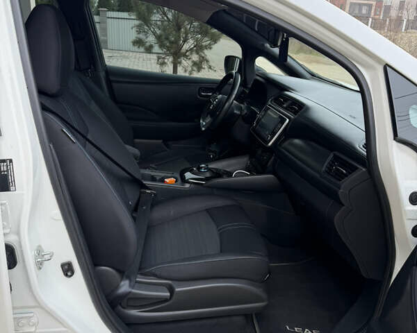 Білий Ніссан Ліф, об'ємом двигуна 0 л та пробігом 105 тис. км за 15100 $, фото 20 на Automoto.ua