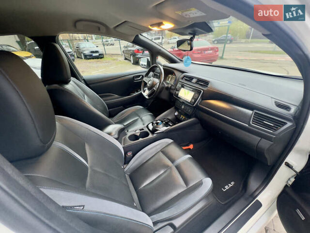 Белый Ниссан Лиф, объемом двигателя 0 л и пробегом 120 тыс. км за 12500 $, фото 62 на Automoto.ua