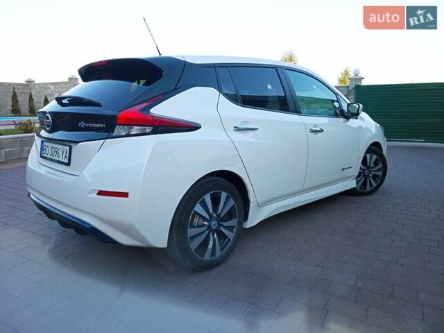 Белый Ниссан Лиф, объемом двигателя 0 л и пробегом 230 тыс. км за 12000 $, фото 3 на Automoto.ua