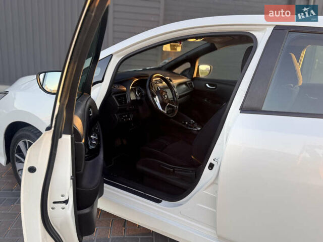 Белый Ниссан Лиф, объемом двигателя 0 л и пробегом 69 тыс. км за 13900 $, фото 4 на Automoto.ua