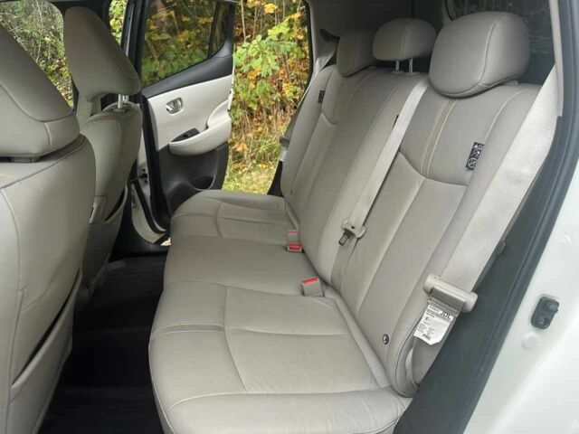 Білий Ніссан Ліф, об'ємом двигуна 0 л та пробігом 91 тис. км за 13000 $, фото 5 на Automoto.ua