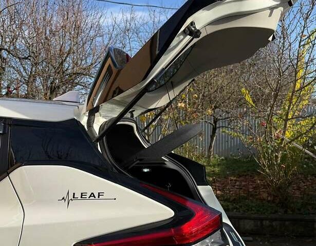 Білий Ніссан Ліф, об'ємом двигуна 0 л та пробігом 118 тис. км за 15000 $, фото 31 на Automoto.ua