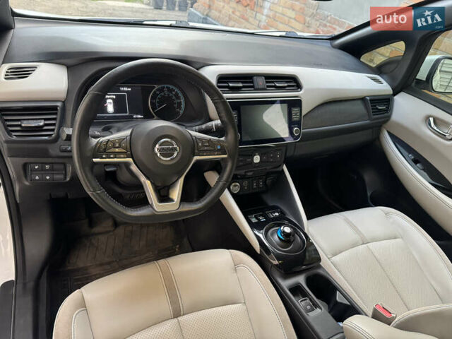 Белый Ниссан Лиф, объемом двигателя 0 л и пробегом 47 тыс. км за 17000 $, фото 8 на Automoto.ua