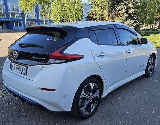 Белый Ниссан Лиф, объемом двигателя 0 л и пробегом 51 тыс. км за 14150 $, фото 2 на Automoto.ua