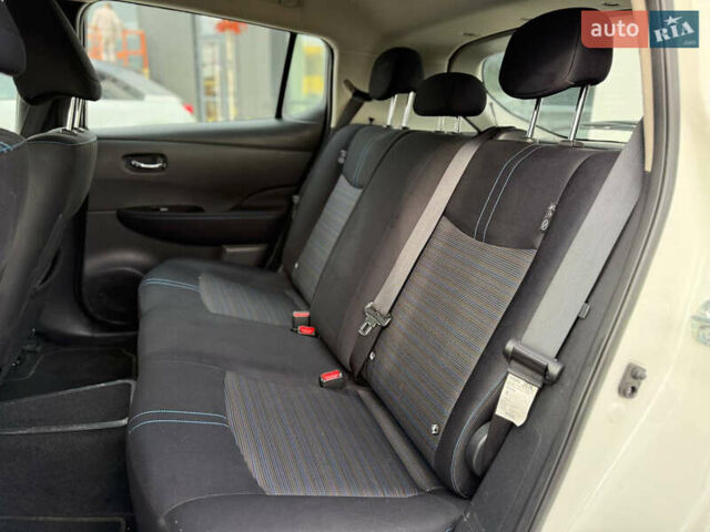 Белый Ниссан Лиф, объемом двигателя 0 л и пробегом 133 тыс. км за 11300 $, фото 8 на Automoto.ua