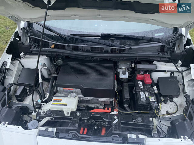 Белый Ниссан Лиф, объемом двигателя 0 л и пробегом 135 тыс. км за 12700 $, фото 7 на Automoto.ua