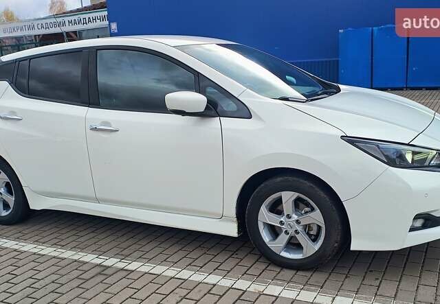 Белый Ниссан Лиф, объемом двигателя 0 л и пробегом 120 тыс. км за 11800 $, фото 3 на Automoto.ua