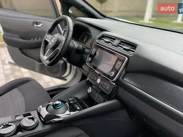 Білий Ніссан Ліф, об'ємом двигуна 0 л та пробігом 81 тис. км за 13700 $, фото 2 на Automoto.ua