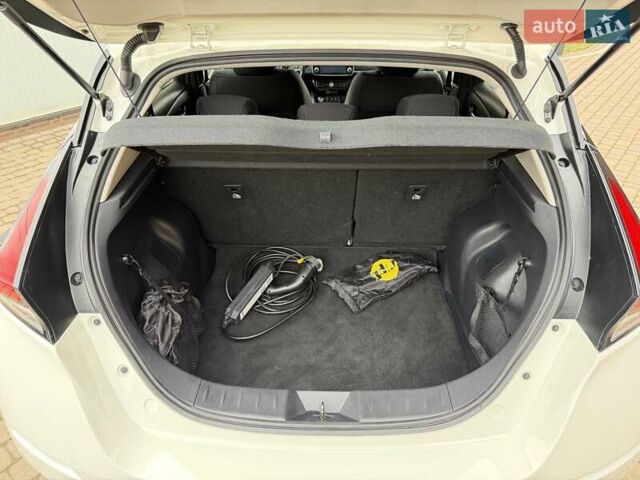 Белый Ниссан Лиф, объемом двигателя 0 л и пробегом 127 тыс. км за 14999 $, фото 64 на Automoto.ua