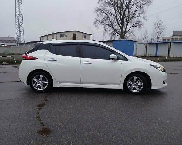 Белый Ниссан Лиф, объемом двигателя 0 л и пробегом 109 тыс. км за 12900 $, фото 2 на Automoto.ua