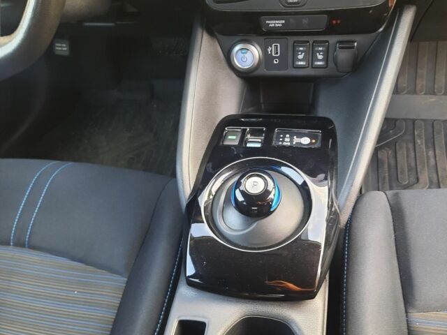 Білий Ніссан Ліф, об'ємом двигуна 0 л та пробігом 80 тис. км за 13500 $, фото 5 на Automoto.ua