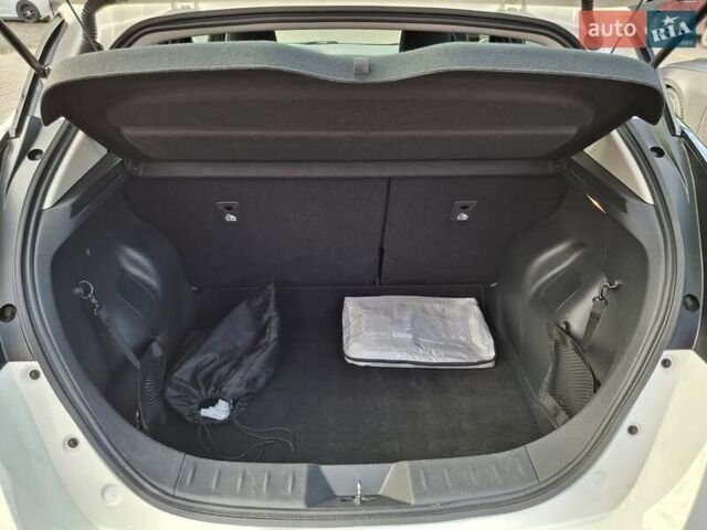 Белый Ниссан Лиф, объемом двигателя 0 л и пробегом 129 тыс. км за 12500 $, фото 27 на Automoto.ua