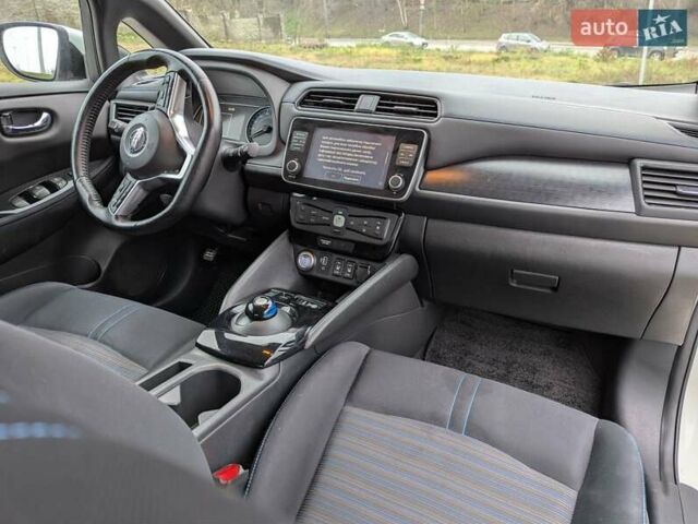 Белый Ниссан Лиф, объемом двигателя 0 л и пробегом 77 тыс. км за 12999 $, фото 7 на Automoto.ua