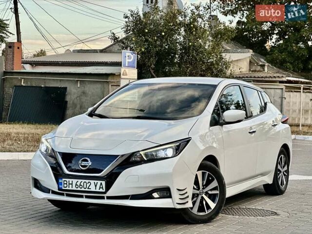 Белый Ниссан Лиф, объемом двигателя 0 л и пробегом 98 тыс. км за 13500 $, фото 7 на Automoto.ua