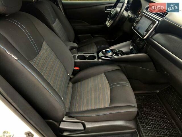 Белый Ниссан Лиф, объемом двигателя 0 л и пробегом 72 тыс. км за 13750 $, фото 6 на Automoto.ua