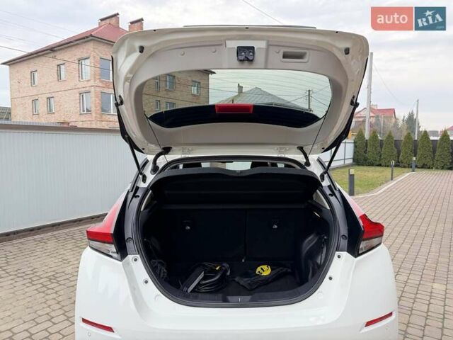 Белый Ниссан Лиф, объемом двигателя 0 л и пробегом 127 тыс. км за 14999 $, фото 62 на Automoto.ua